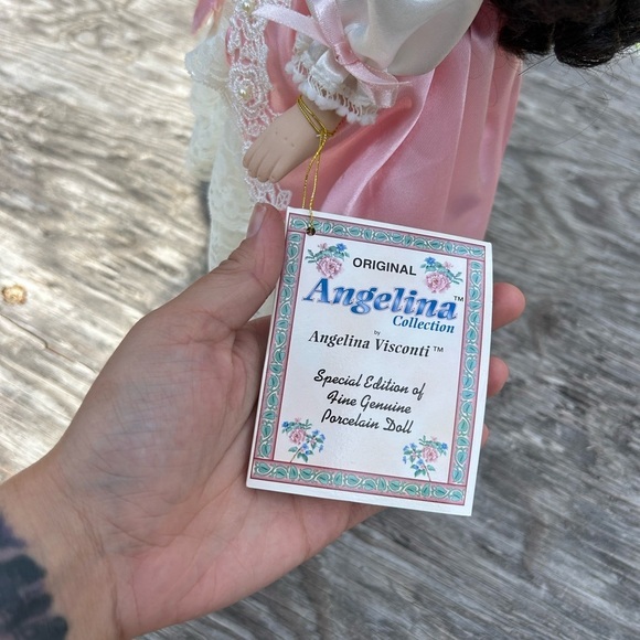 Angelina 2000 collector’s edition doll by timeless‎ treasures - Picture 4 of 6